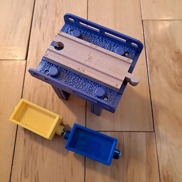 CHUGGINGTON WOODEN RAILWAY RISER & CARGO CARS Thomas Train Wooden Compatible - Picture 3 of 7